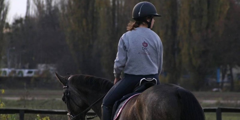 «Лежала в степи, умоляя вызвать скорую». Астанчанка пострадала в конном клубе