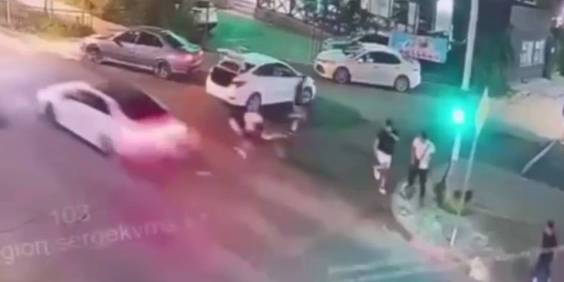 Молодежь устроила разборки прямо на машинах в Конаеве