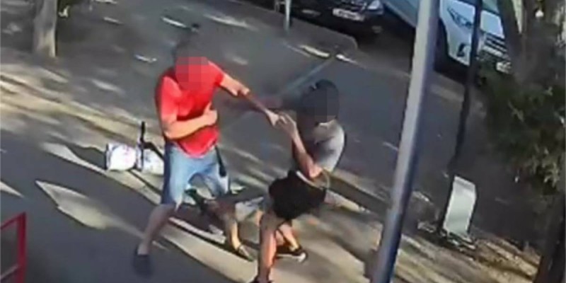 UFC на дорогах Алматы: самокатчик подрался с самокатчиком