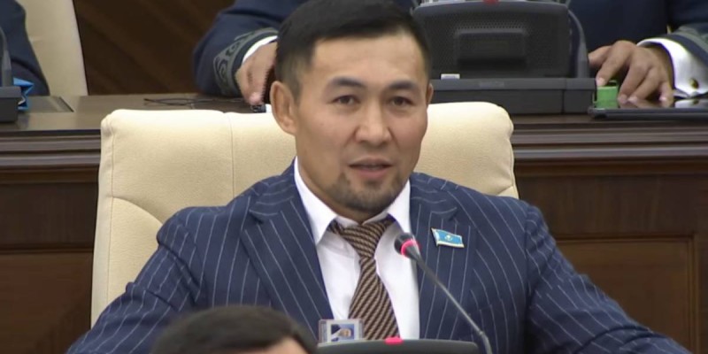 Депутат объяснил, зачем поздравил маму на заседании Мажилиса