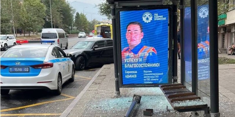 В центре Алматы машина врезалась в остановку, где сидела 20-летняя студентка