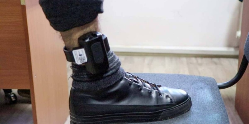 Житель ВКО с браслетом сбежал от жены с четырьмя детьми