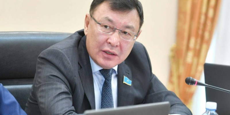 "Тоже пил, на работе полдня отходишь" – генерал полиции о запрете на свободную продажу алкоголя