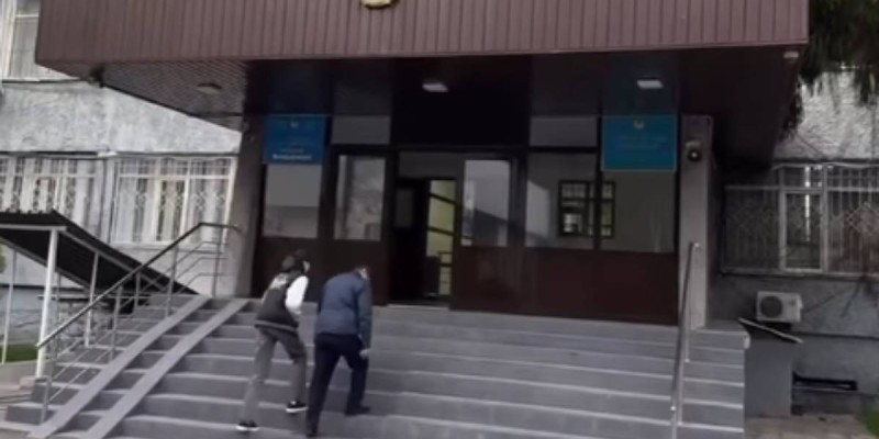 “Проявила неуважение к слабослышащему“: блогера из Алматы доставили в полицию