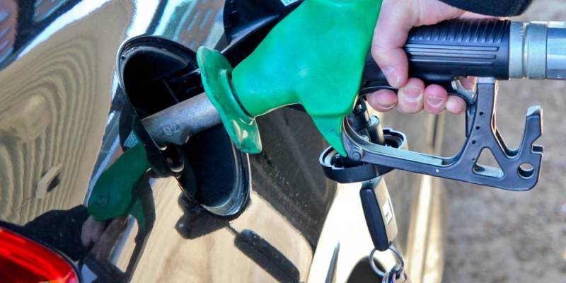 Повышать цены на бензин запретили в Казахстане