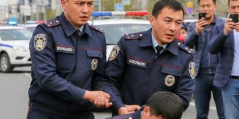 Полицейских задержаны при сбыте наркотиков в Туркестане