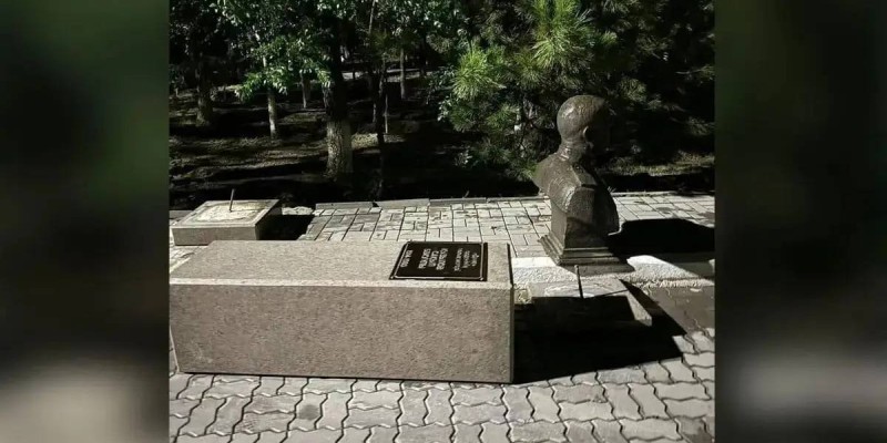 Памятник упал на девочку в Атырау: виновным суд признал скульптора
