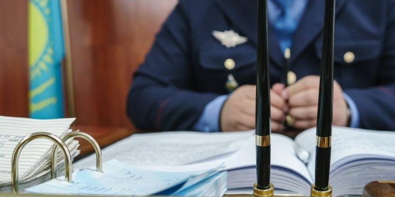 Тело женщины и полицейский без сознания: начальников уволили в Караганде