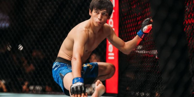 Неожиданным исходом завершился бой Азата Максума в UFC