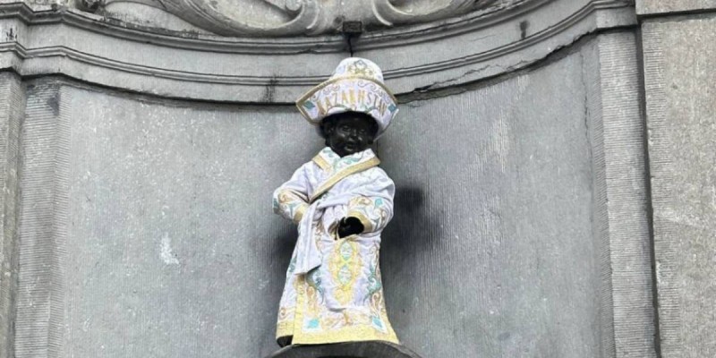 "Писающий мальчик" в Брюсселе снова примерил казахский чапан