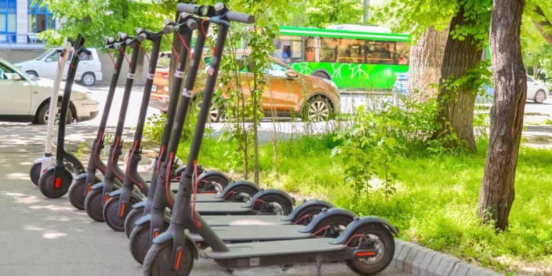 Еще в одном городе Казахстана начали жаловаться на самокатчиков