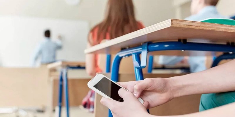 Казахстанских родителей будут штрафовать за смартфоны в школах