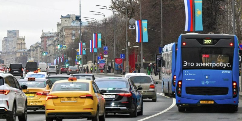 Москву украсили флагами Казахстана и России в преддверии госвизита Токаева