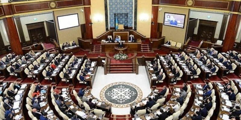 Большинство казахстанцев поддерживают переход к однопалатному Парламенту