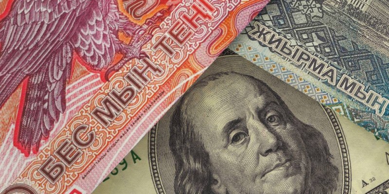 Почему доллар "подозрительно дешевеет" перед Новым годом