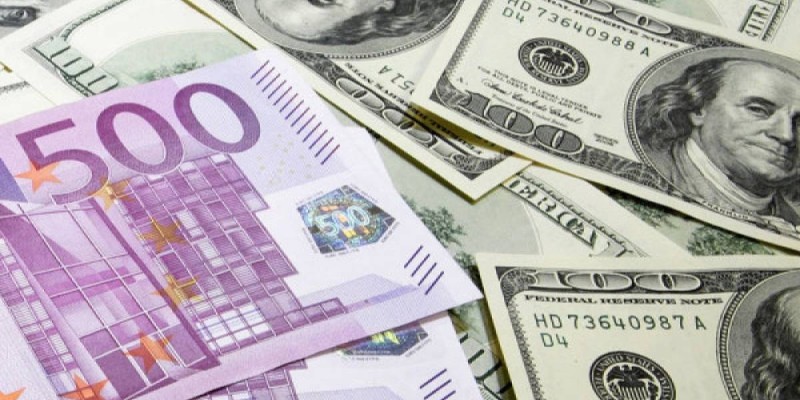 Курс доллара к тенге в обменниках Алматы и Астаны продолжает снижаться