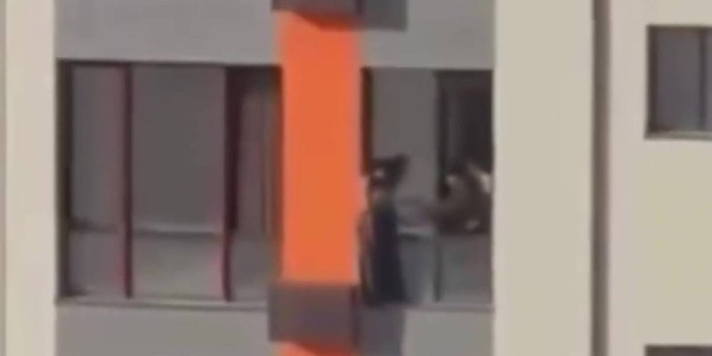 Очевидец рискнул жизнью и спас девушку на высоте в Шымкенте