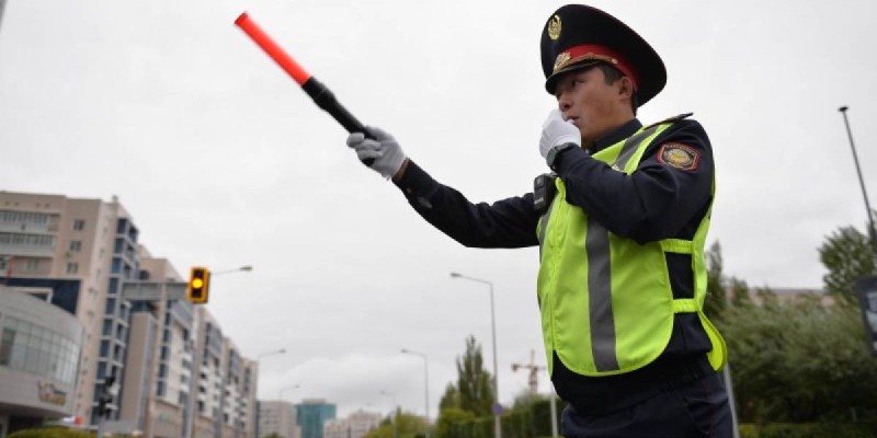 "Гаишники" с жезлами возвращаются на обочины в Казахстане