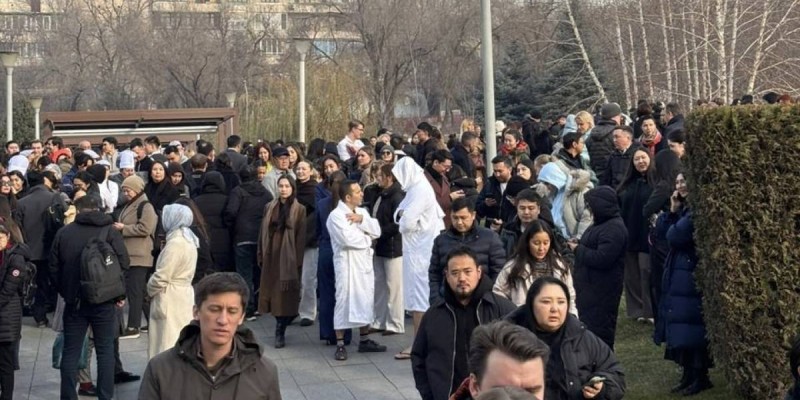 Алматинцы ощутили землетрясение и в халатах выбежали на улицу