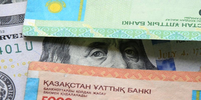 Курс доллара упал ниже 500 тенге