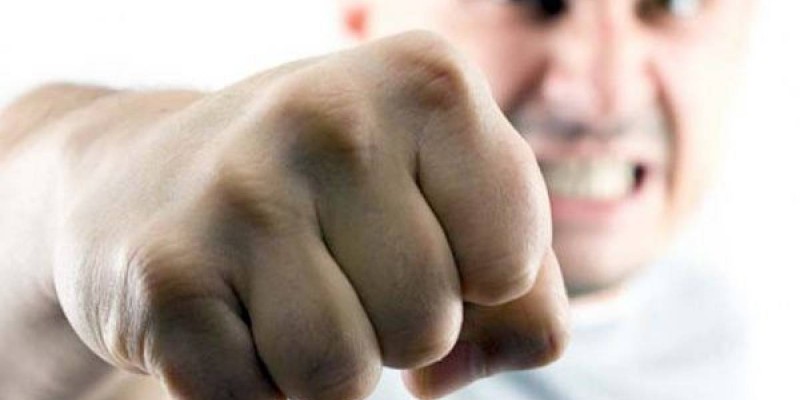 Чиновника в Туркестанской области рекомендовали уволить после драки