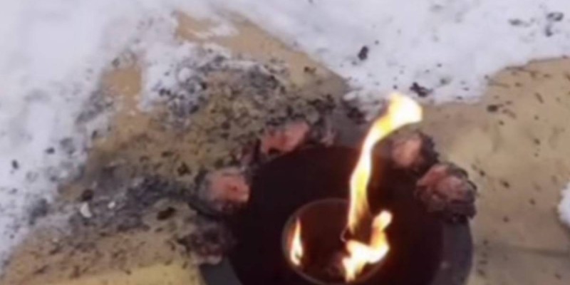 Курицу на Вечном огне приготовил житель Риддера