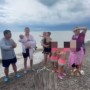 "Под дождем и градом". Отдыхающие с детьми не смогли вернуться с острова из-за неисправности катера на Алаколе