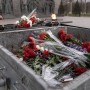 Скандал в Актау: цветы с мемориала ко Дню Победы оказались в мусоре