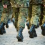 Выпускников в Караганде увезли в военкомат сразу после защиты диплома