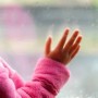 В Павлодаре пятилетняя девочка выпала с третьего этажа