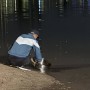 Продавец сладкой ваты помыл посуду в озере Сайран
