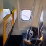 Мужчину засосало в разбитый иллюминатор во время взлета самолета
