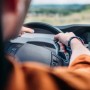 Мужчина угнал машину со спящим владельцем внутри