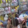 Ребенок забрался внутрь автомата с игрушками в Алматы (ВИДЕО)