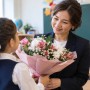 Цветы учителям 1 сентября не должны становиться обязанностью — Минпросвещения