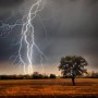 Молния ударила в мужчину: он потерял сознание, но выжил
