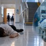 После падения в школе женщина попала в реанимацию в Кокшетау