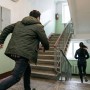 Мужчина избил жену с ребёнком на руках в подъезде дома