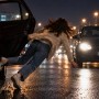 Выпрыгнула из машины после попытки поцелуя: в Петропавловске девушка попала под автомобиль